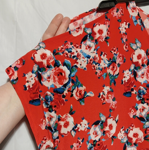 EST 1946 EUC Women's Cold Shoulder Tunic Top, Size XL,  Red Floral V-neck - Picture 3 of 9